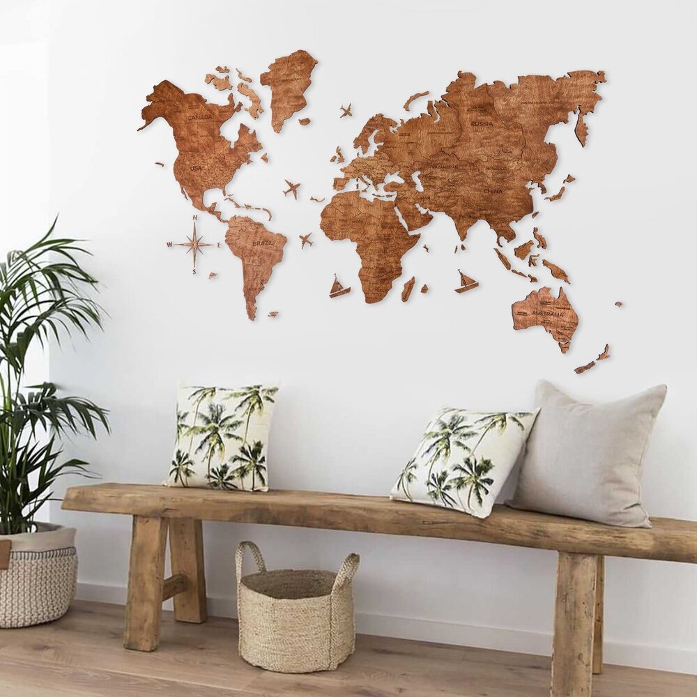 Деревянная карта мира в интерьере