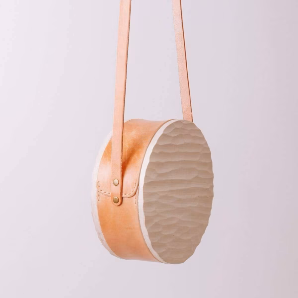 enjoythewoodestonia puidust külgedega ümmargune nahkkott