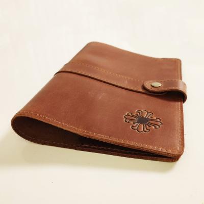 enjoythewoodestonia pressitud logoga ja graveeringuga nahast märkmikud Naiskodukaitse jaoks