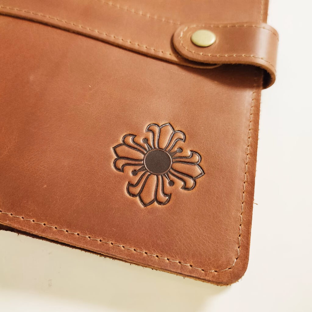 enjoythewoodestonia pressitud logoga ja graveeringuga nahast märkmikud Naiskodukaitse jaoks