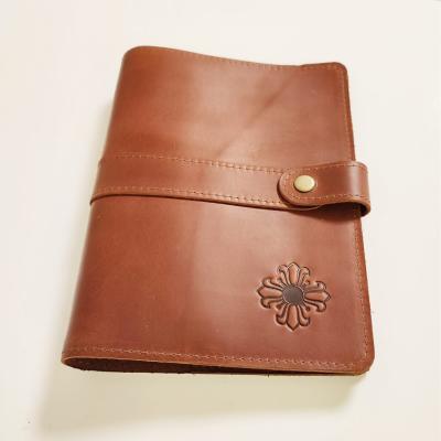 enjoythewoodestonia pressitud logoga ja graveeringuga nahast märkmikud Naiskodukaitse jaoks