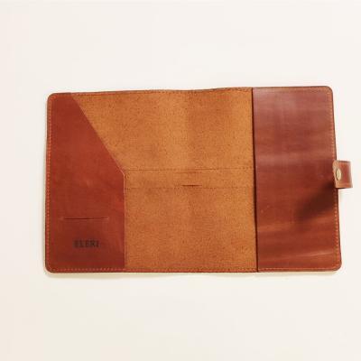 enjoythewoodestonia pressitud logoga ja graveeringuga nahast märkmikud Naiskodukaitse jaoks